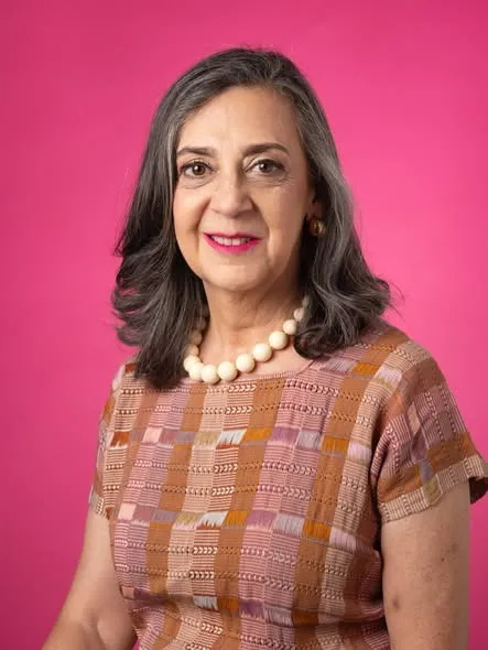 Portrait d'une femme souriante sur fond rose