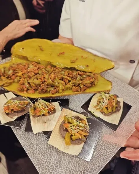 Des tostadas de nopal dressées sur un plateau
