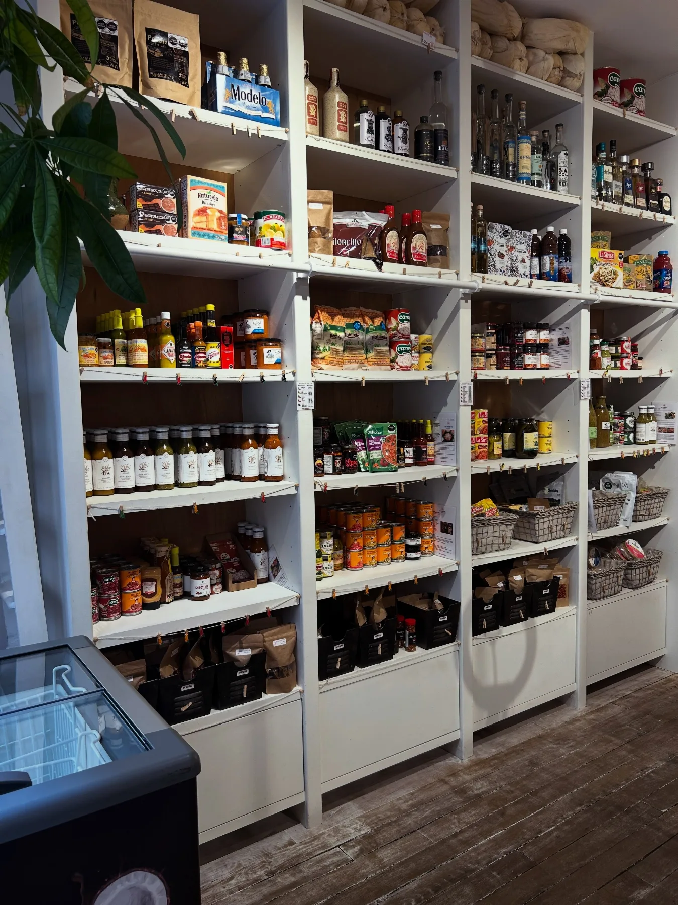 Les étagères de la boutique remplies de produits mexicains