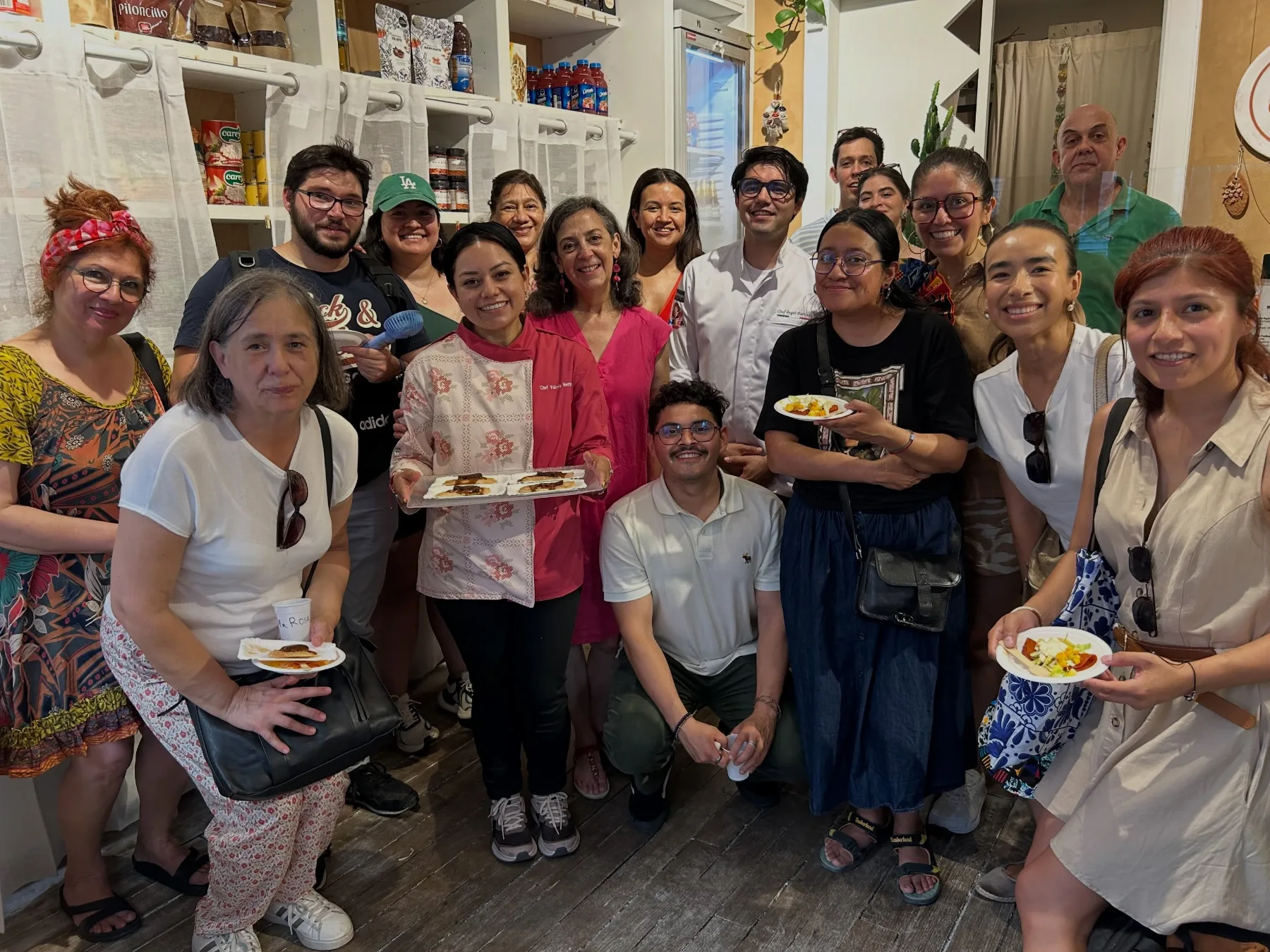 Un groupe de personnes réunies avec des assiettes de dégustation