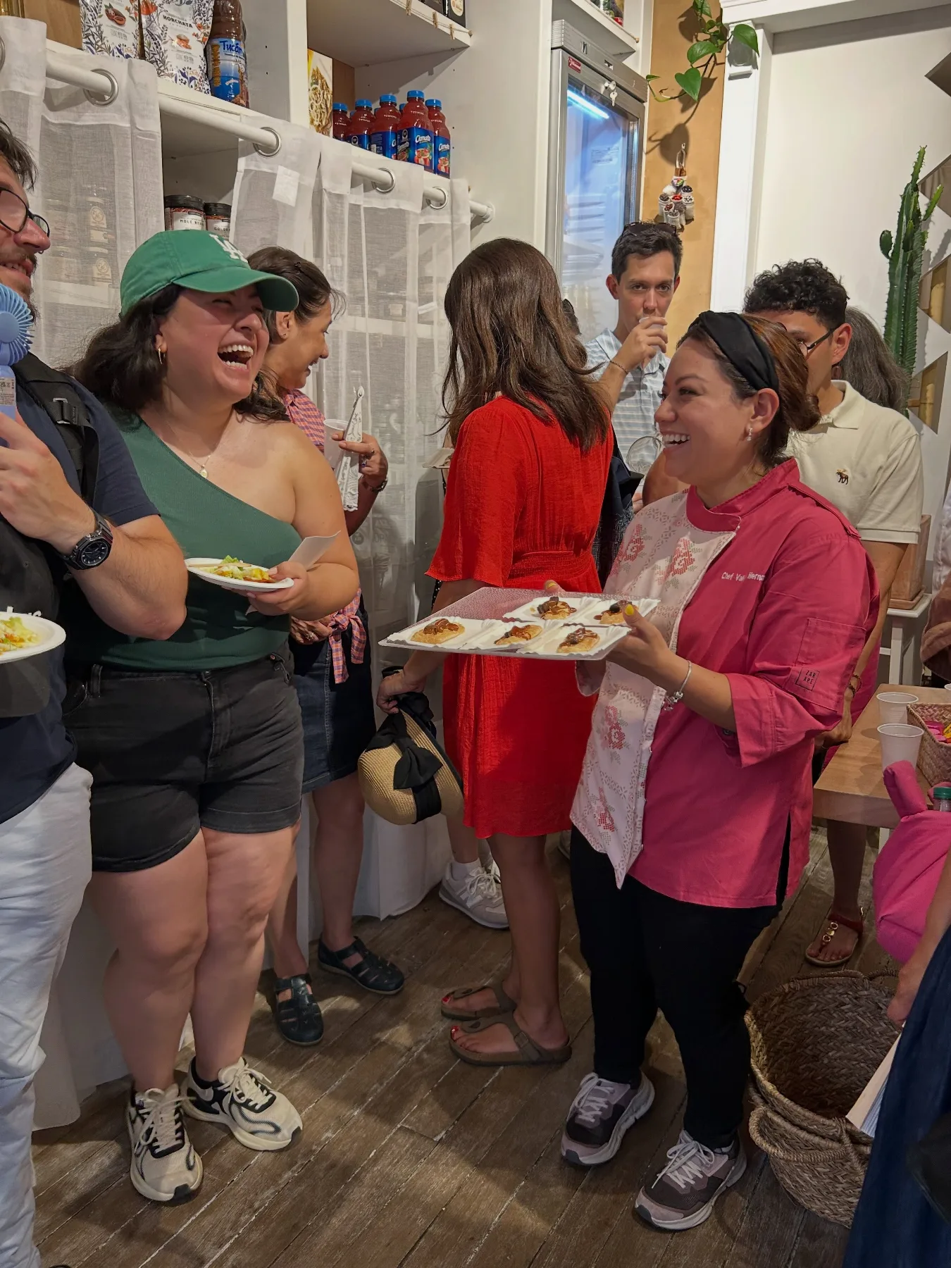 Des clients et une cuisinière, des assiettes à la main