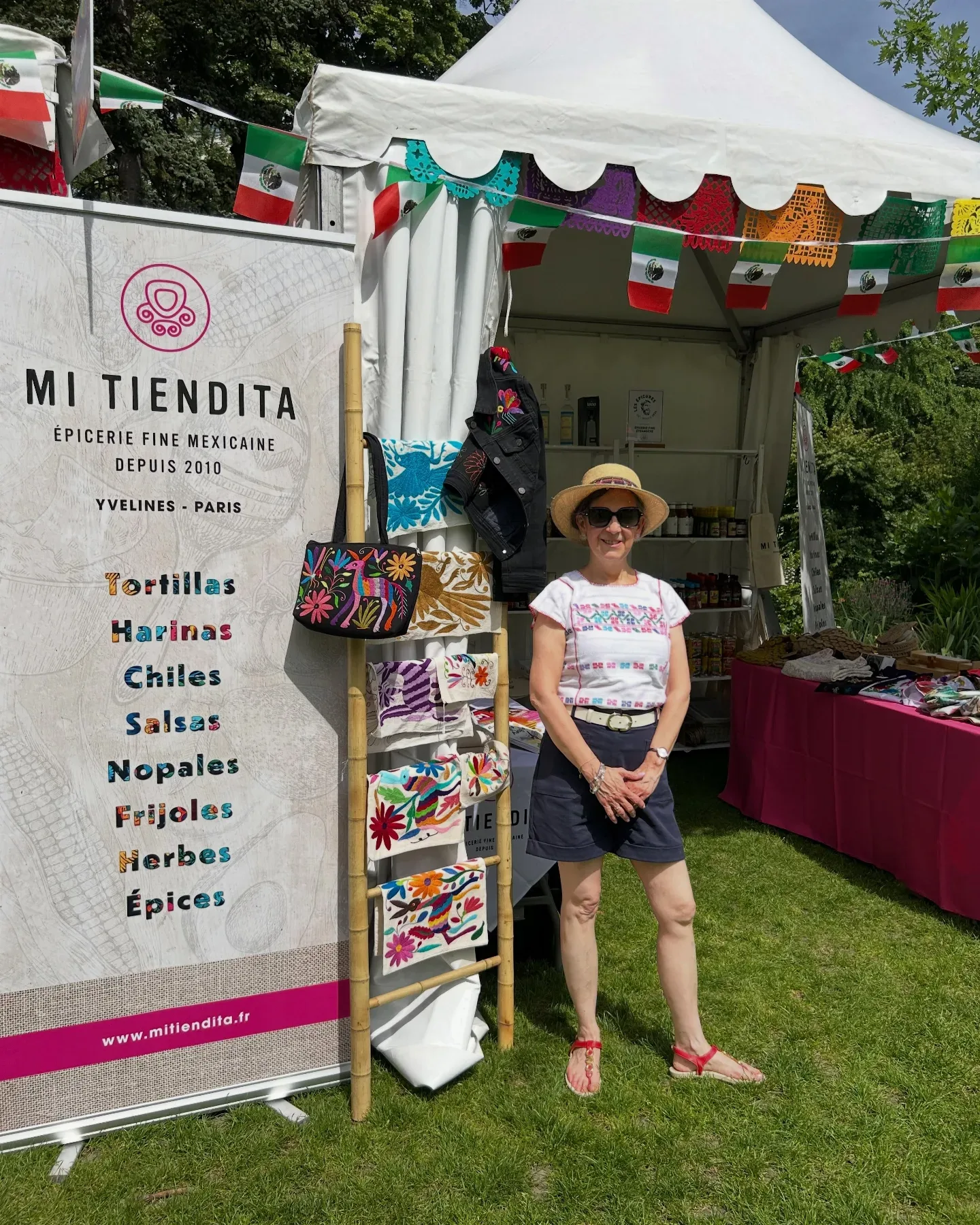 Le stand Mi Tiendita sous une tente, à l'extérieur
