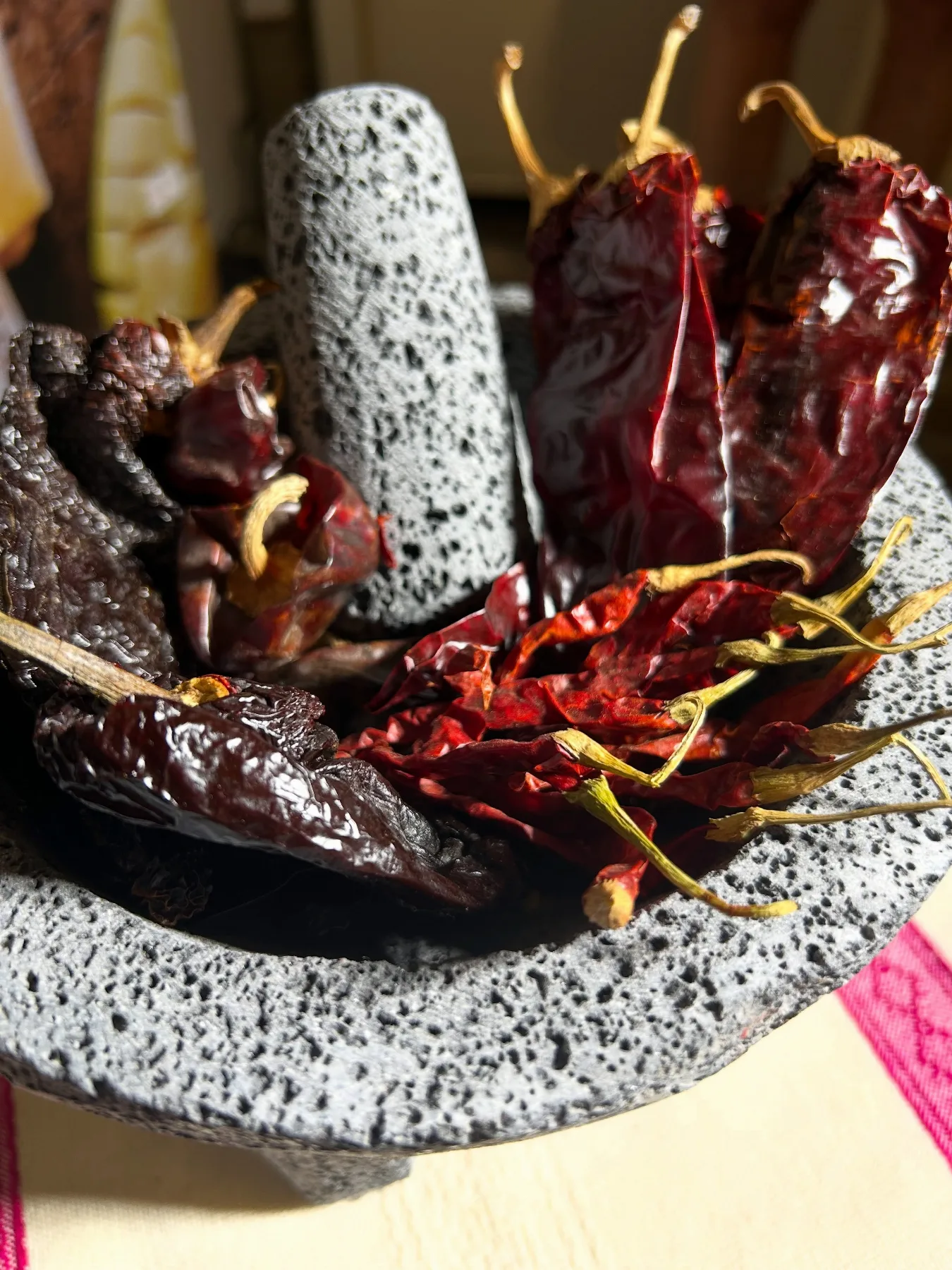 Des piments secs posés dans un molcajete en pierre