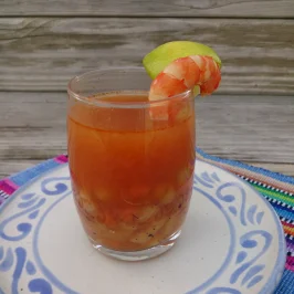 Caldo de camarón servi en verre, une crevette sur le bord