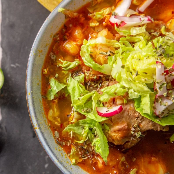Bol de pozole garni de salade et de radis